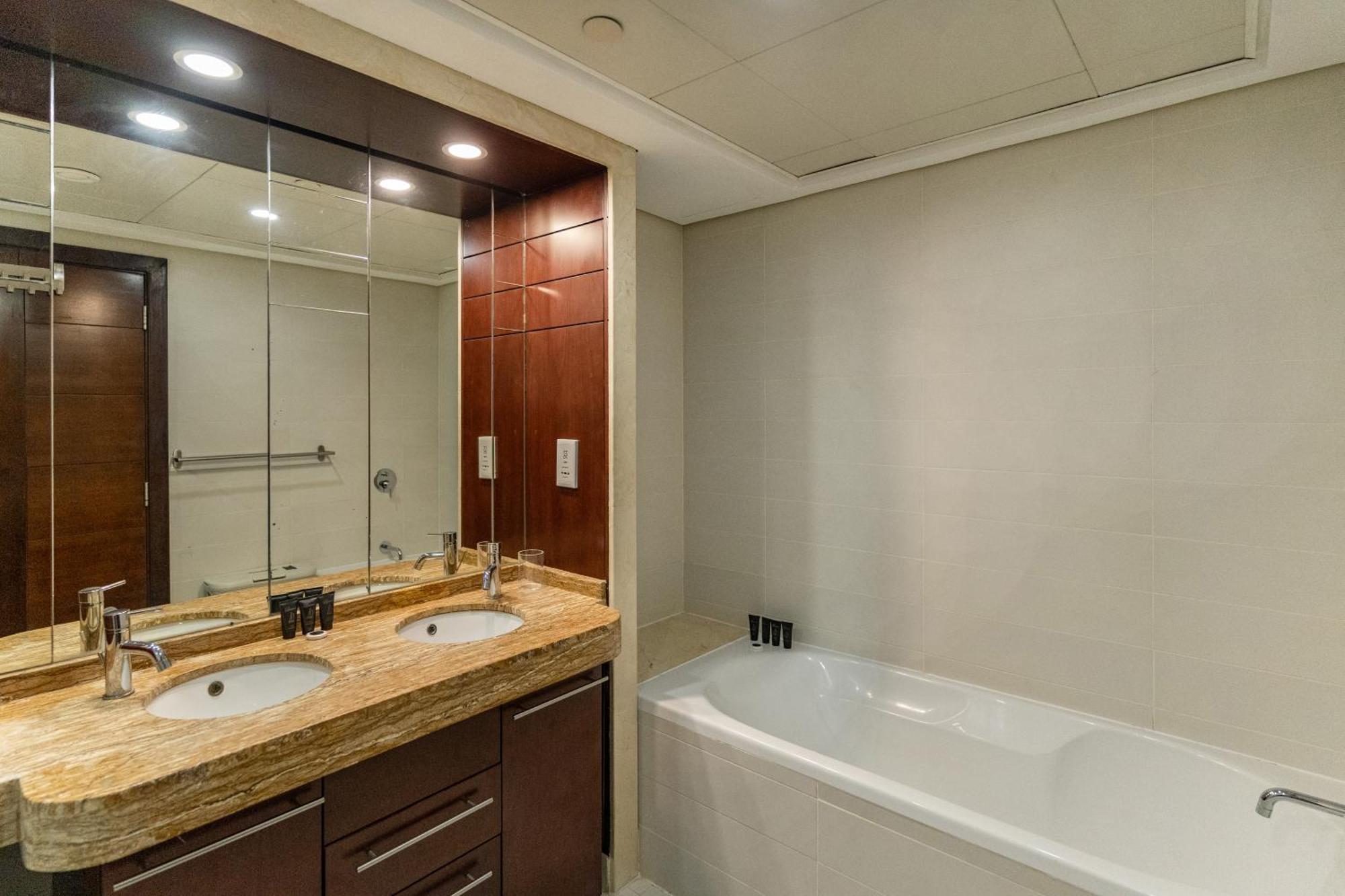 Chic 2Br Apartment, Prime Location Near Dubai Mall - Allsopp&Allsopp Kültér fotó